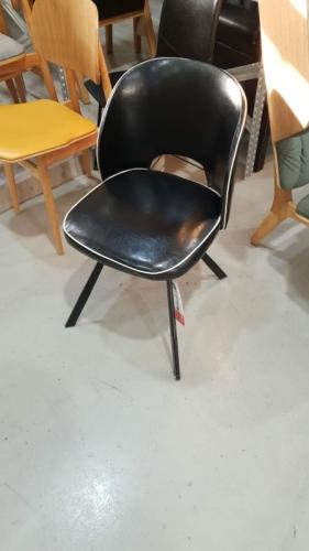 כסא שחור למטבח עיצוב מיוחד 