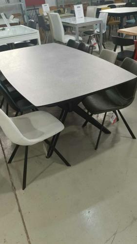 סט שולחן וכיסאות 