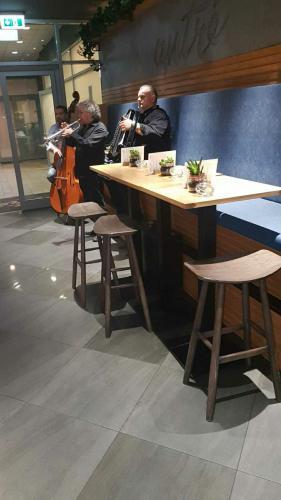 כסאות בר  במסעדת לקוח 