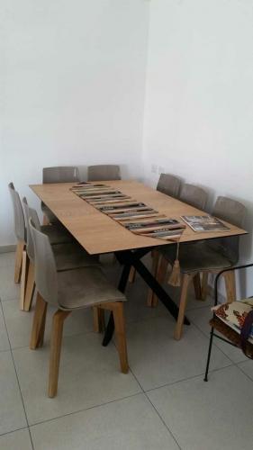 שולחן וכיסאות אפורים במטבח אצל לקוח