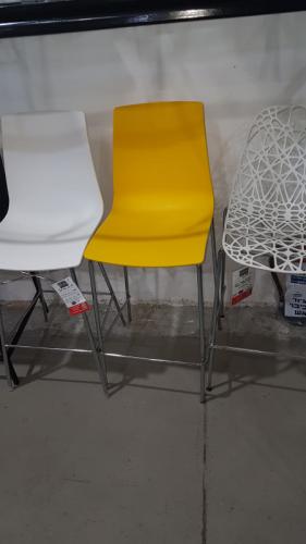 כיסא בר צהוב באולם התצוגה 