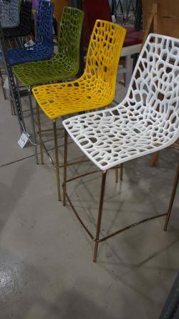כסאות פלסטיק מיוחדים בצבע לבן; צהוב, כחול