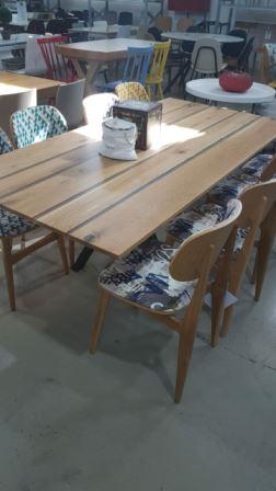 שולחן מעץ למטבח עם כיסאות מרופדים 