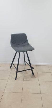 כסא בר עם רגלי מתכת צבע אפור