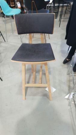 כסא  עץ עם משענת שחורה , עיצוב  מיוחד