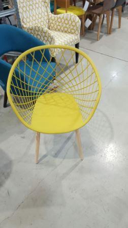 תמונה באולם תצוגה , כסא רשת ירוק צהוב 
