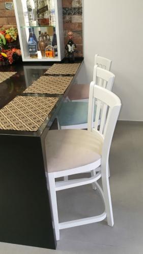 כיסאות למטבח עם מושבים בצבע פסטל 